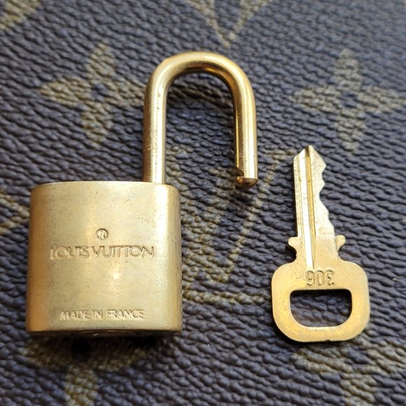 ⭐ # 306 vintage Louis Vuitton padlock and key - Picture 3 of 5